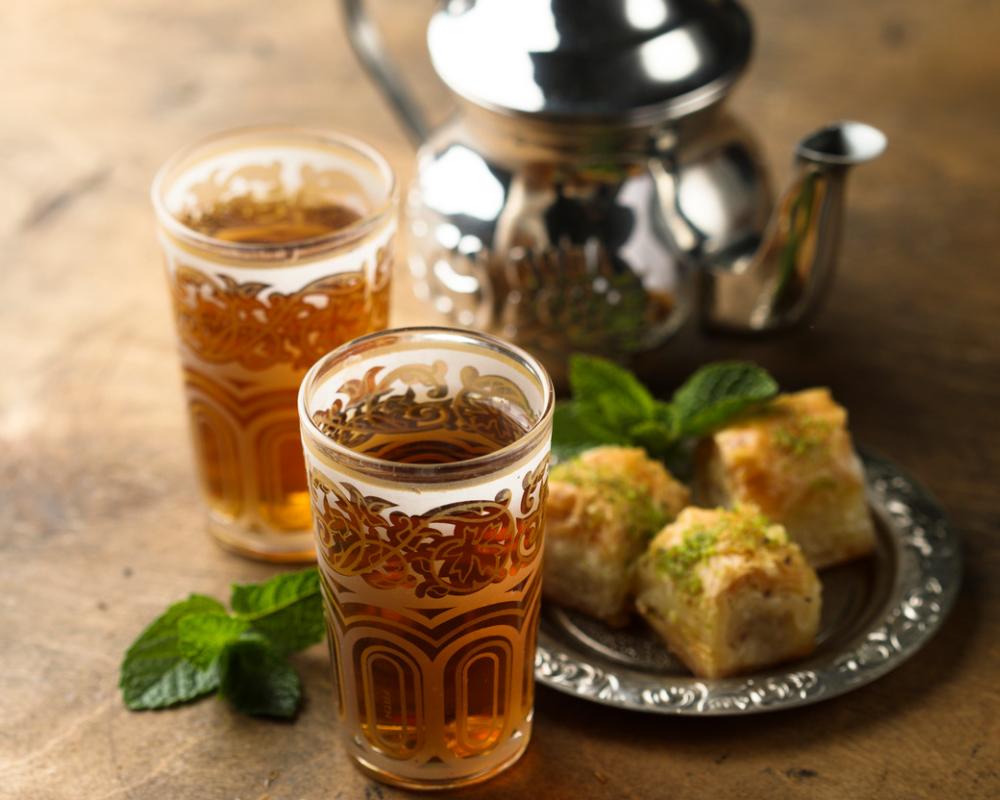 Thé à la menthe marocain : savourez la tradition à chaque gorgée - Road Of  Kitchen